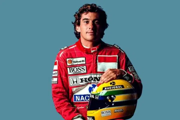 ayrton senna de macacão segurando seu capacete