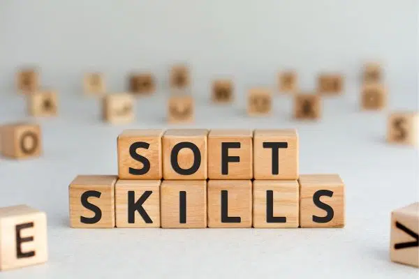 Bloco de letras montando a palavras soft skills