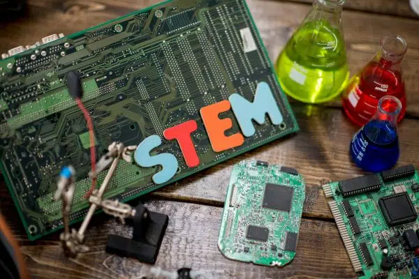 Placa de computador com a palavra STEM colorida nela.