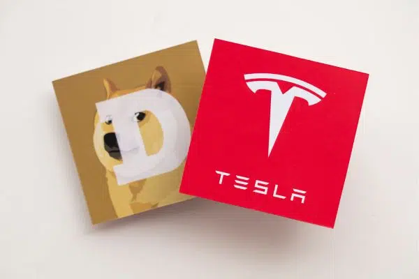 Imagem com o logo da tesla.