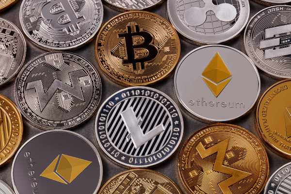 moedas com logomarcas do Bitcoins.